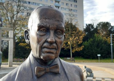 Nahaufnahme der Figur Walter Gropius am Brunnen Stadtgespräch